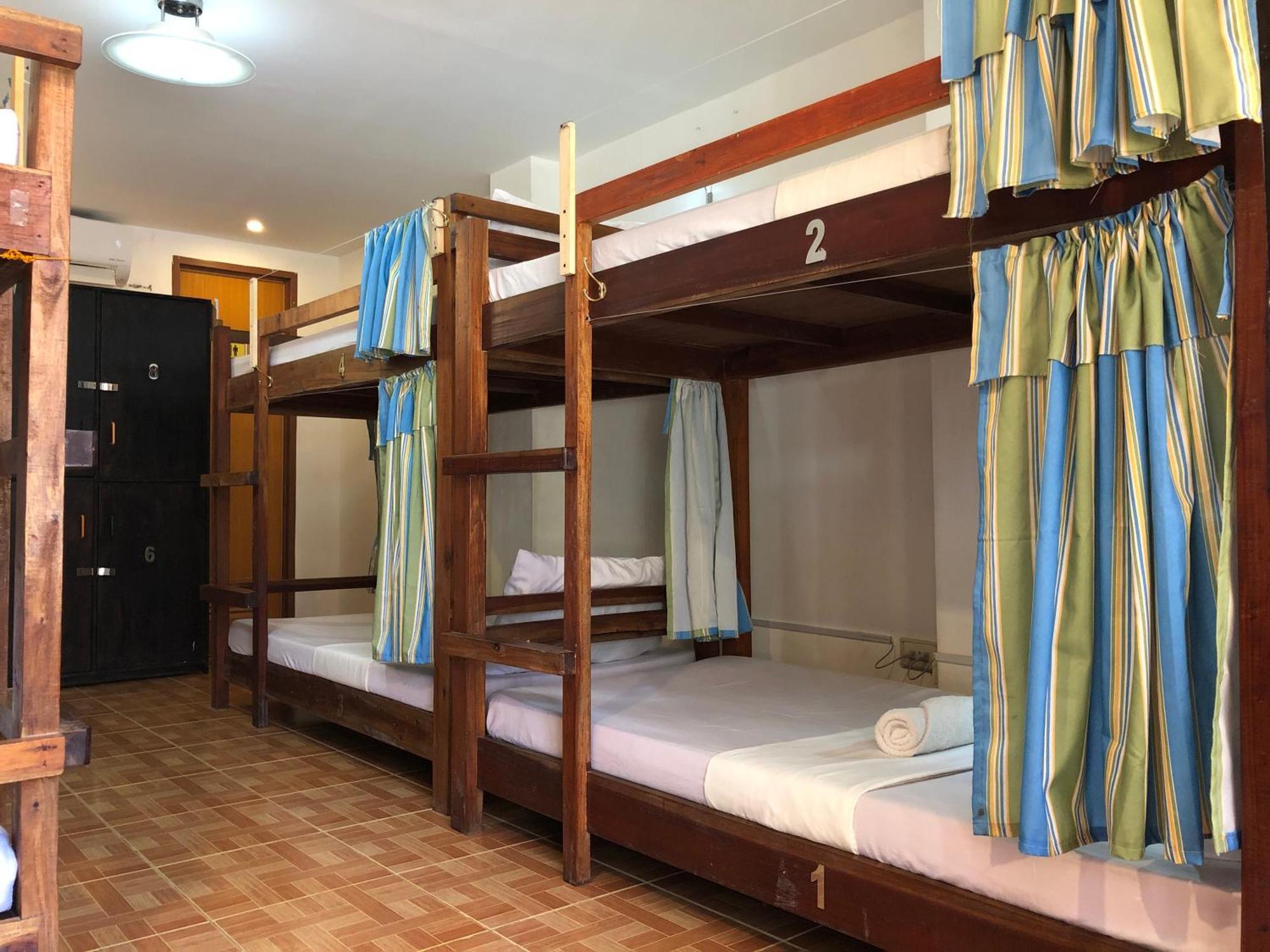 Chill Out Hostel Balabag  Oda fotoğraf